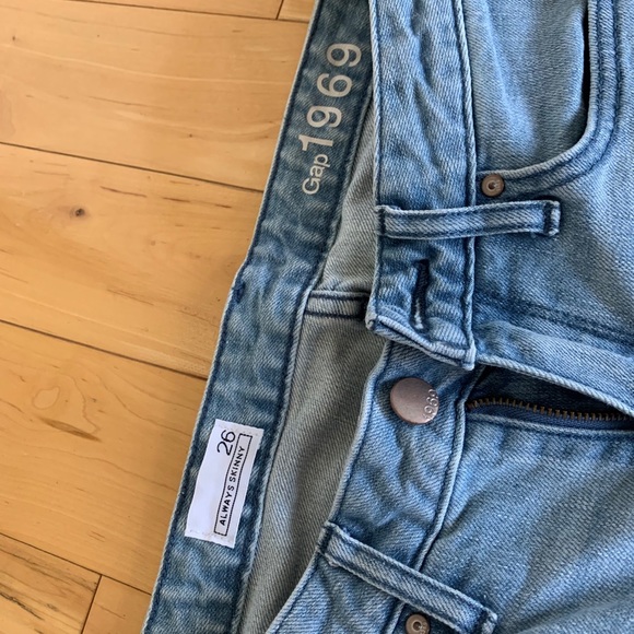 GAP Mid-Rise Skinny Jeans - Picture 2 of 5